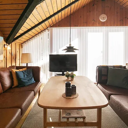 6 Person In Saltum-by Traum